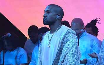 Kanye West doesn't like the biff, breaks up photographer punch on with ...