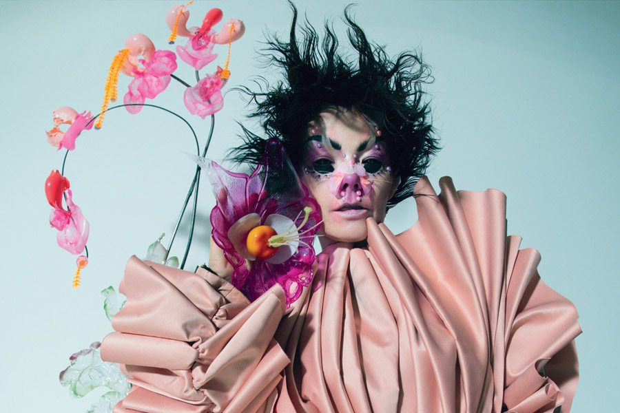 Björk first tv performance in 8 years utopia