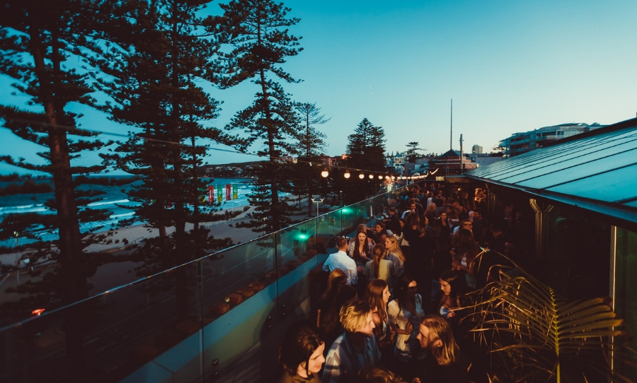 Henry's Rooftop live music hotel steyne
