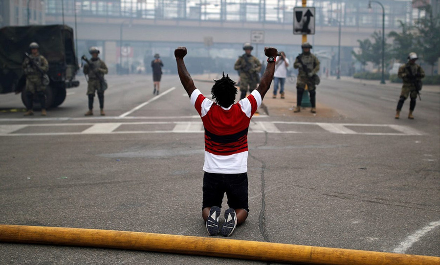 Man confronts National Guard in Minneapolis on May 29, 2020. Photo: REUTERS/Carlos Barria
