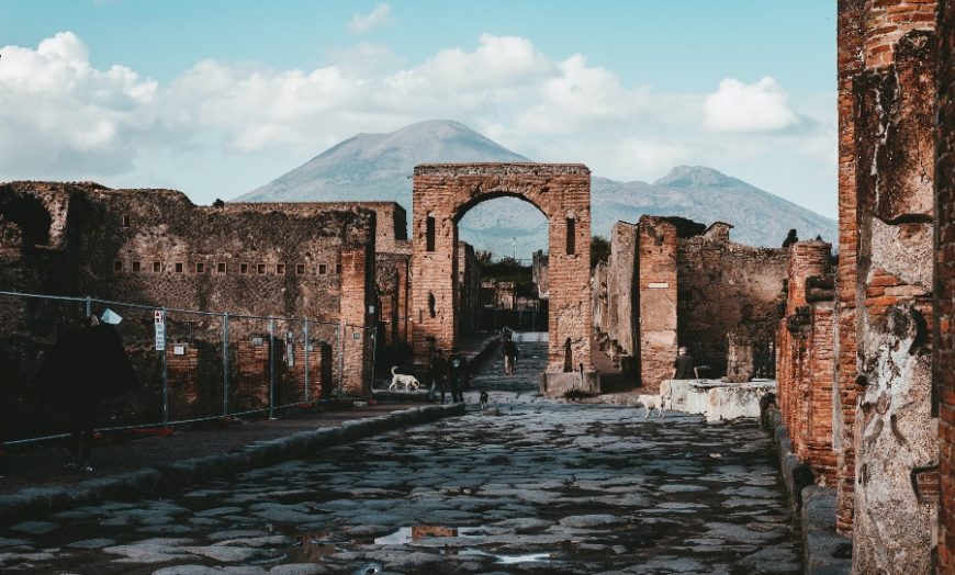 Canadian Woman Goes Full Canada Returns Stolen Artefacts To Pompeii Ruins