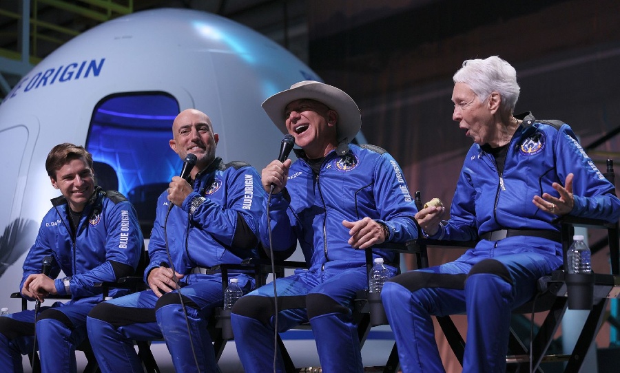 Jeff Bezos space crew