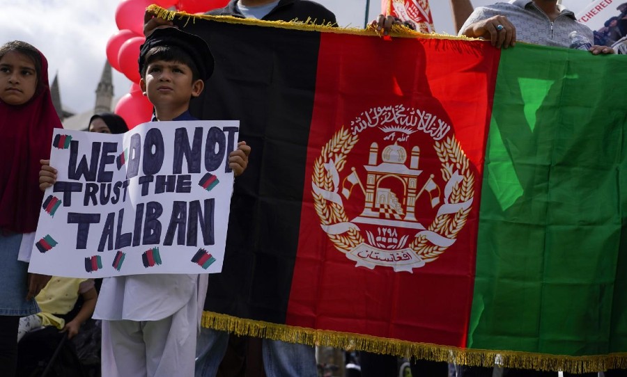 People including children protesting against the Taliban
