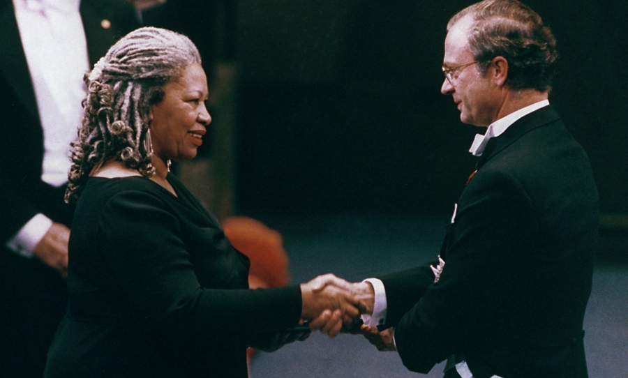Toni Morrison receives the Nobel Prize in literature from King Carl XVI Gustaf of Sweden in Stockholm in 1993. (Photo: AP Photo) 