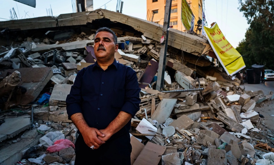 Samir Mansour stands before what was once his bookstore (Photo: Marcus Yam / Los Angeles Times).