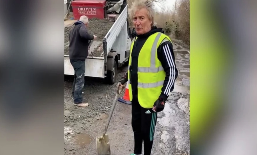 Rod Stewart fixes potholes