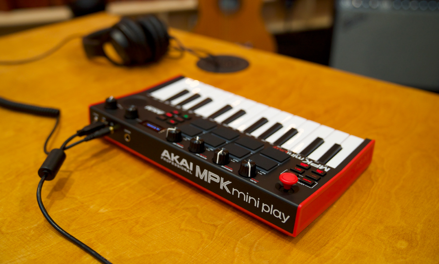 Akai Professional MPK mini Play MK3 スピーカー内蔵ミニキーボード ...