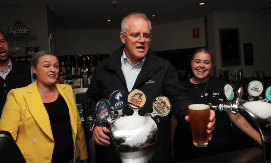 Scomo pouring beers