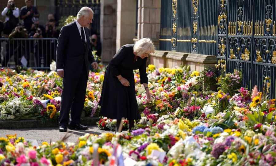 Charles Camilla laying flowers
