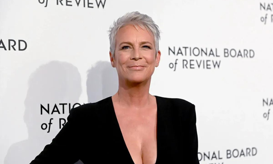 Jamie Lee Curtis poses nude in a new photoshoot