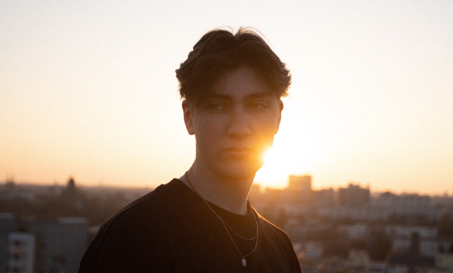 LE YORA, the new music alias co-composed by Berlin producer Jewels, has shared the atmospheric new single Ascension.