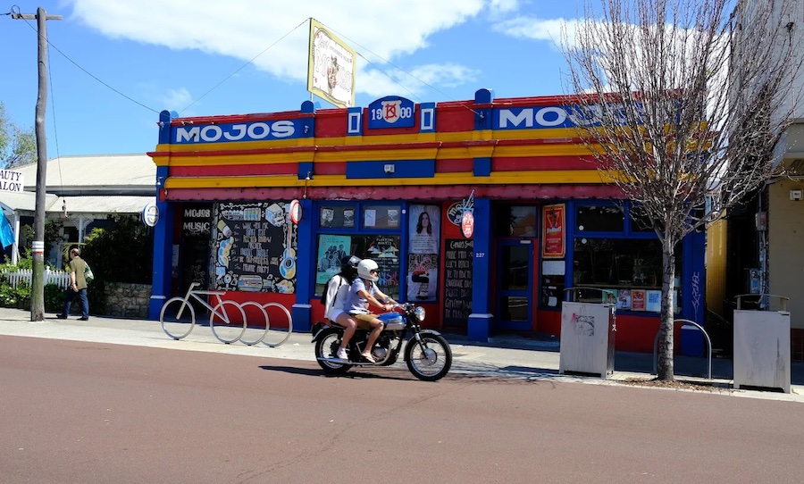 mojo's bar