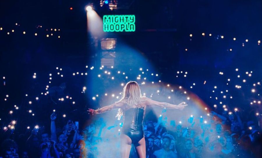 Kesha performing at Mighty Hoopla press shot