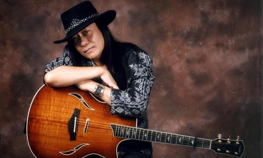 Freddie Aguilar with guitar