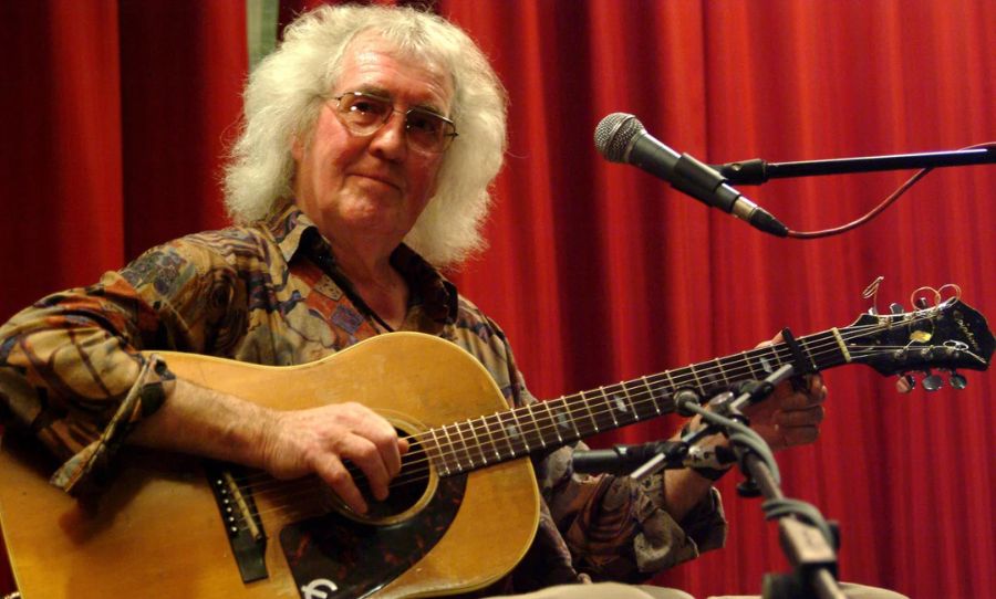 wizz jones with guitar