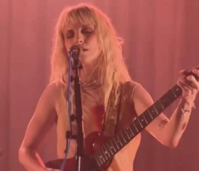 Image for article - Watch Hayley Williams honour Sinéad O’Connor with ‘Mandinka’ cover in Dublin